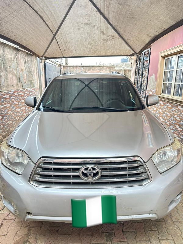 Main image of 2010 Toyota Highlander LE